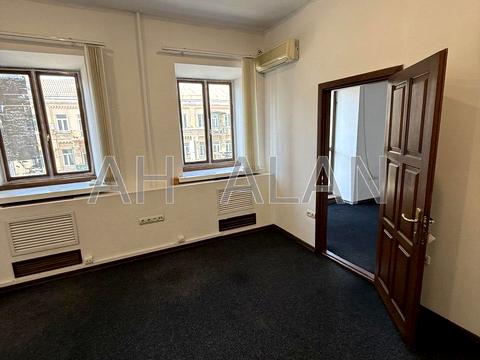 комерційна за адресою Саксаганського вул., 52