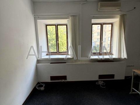 комерційна за адресою Саксаганського вул., 52