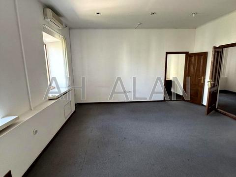 комерційна за адресою Саксаганського вул., 52