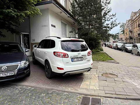 комерційна за адресою Личаківська вул. (), 37а