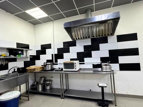 комерційна за адресою Зарічанська вул., 1