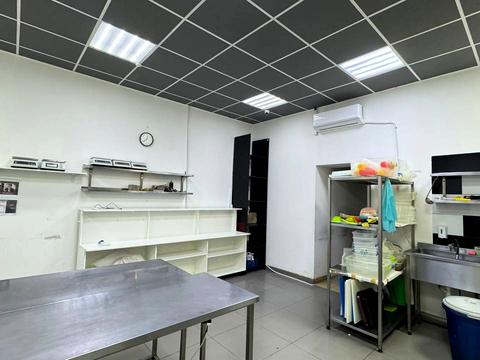 комерційна за адресою Зарічанська вул., 1