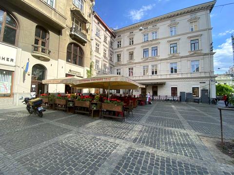 комерційна за адресою Ангелів пл. (Стефана Яворського), 1