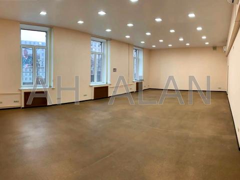 комерційна за адресою Хрещатик вул. (Kreschatic), 8