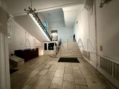 комерційна за адресою Хрещатик вул. (Kreschatic), 8