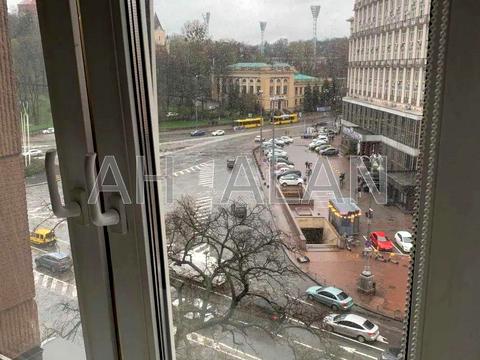 комерційна за адресою Хрещатик вул. (Kreschatic), 8