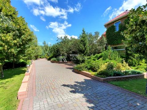 будинок за адресою Будівельників вул., 8