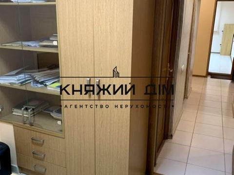 комерційна за адресою Володимирська вул., 82-А