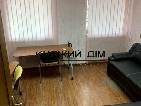 комерційна за адресою Володимирська вул., 82-А