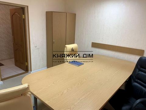 комерційна за адресою Володимирська вул., 82-А