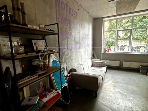 комерційна за адресою Дмитрівська вул., 80