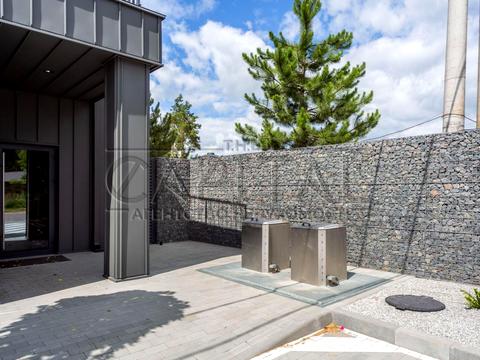 комерційна за адресою Київська вул., 11