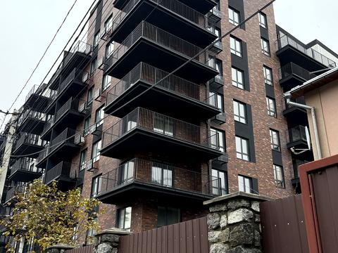 комерційна за адресою Українська вул., 1-Б/1