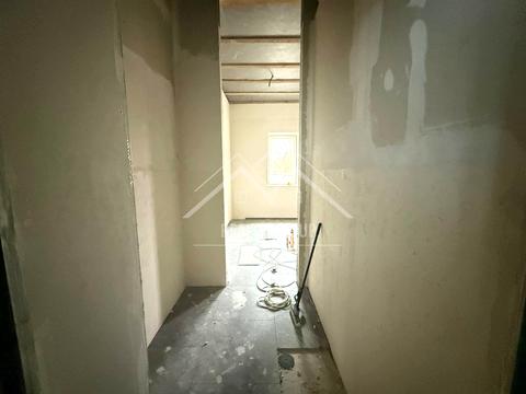 комерційна за адресою Українська вул., 148