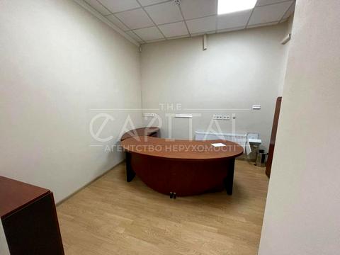 комерційна за адресою Володимирська вул., 49