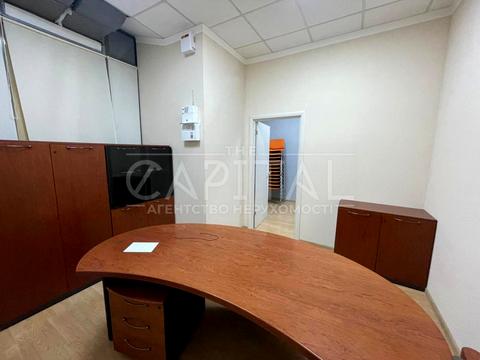 комерційна за адресою Володимирська вул., 49