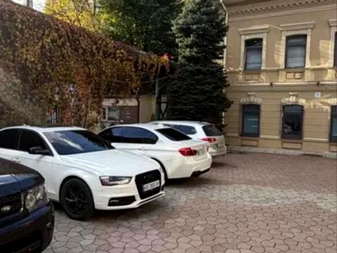 комерційна за адресою Воскресенська вул. (Леніна), 32