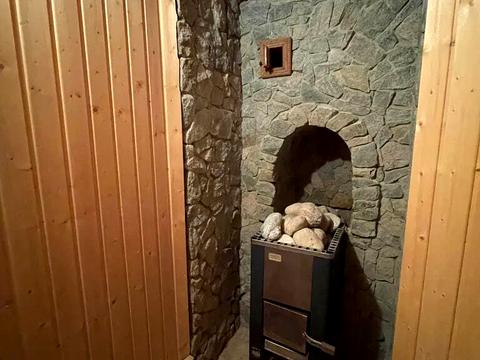 будинок за адресою с. Волоське, вул. Олександра Матросова, 12