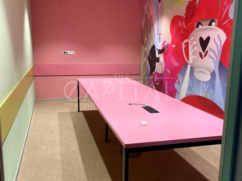 комерційна за адресою Дніпровська набережна вул., 1