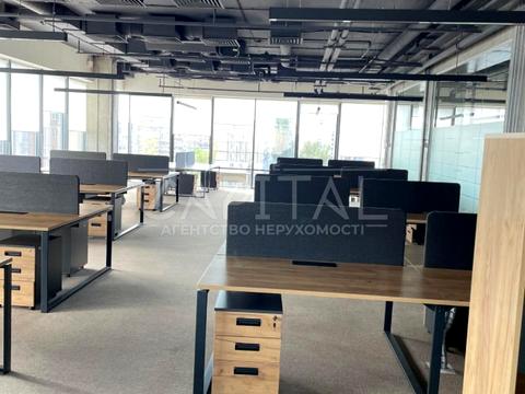 комерційна за адресою Дніпровська набережна вул., 1