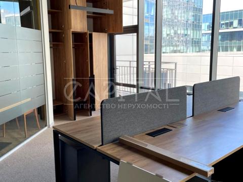 комерційна за адресою Дніпровська набережна вул., 1