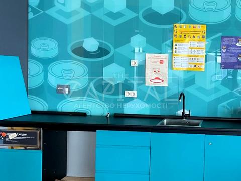 комерційна за адресою Дніпровська набережна вул., 1