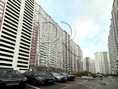 комерційна за адресою Драгоманова вул., 2-Б