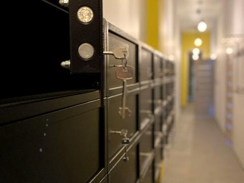 комерційна за адресою Садова вул., 7