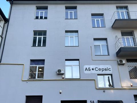 комерційна за адресою Героїв УПА вул., 73