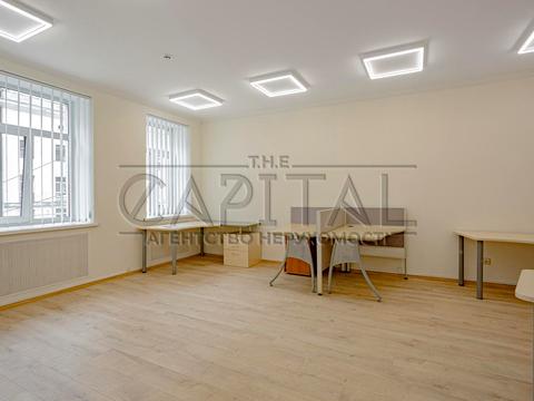 комерційна за адресою Саксаганського вул., 42