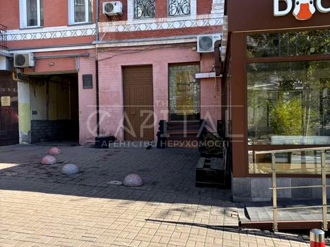 комерційна за адресою Володимирська вул., 81