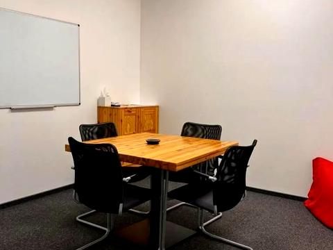 комерційна за адресою Верхній Вал вул., 10