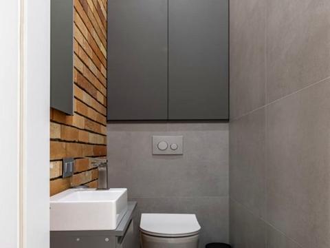 комерційна за адресою Театральна вул., 3