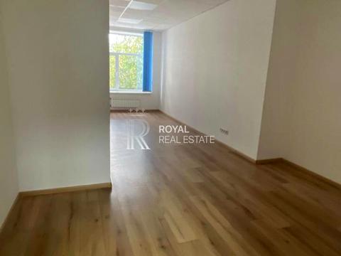 комерційна за адресою Лаврська вул. (Січневого Повстання), 1