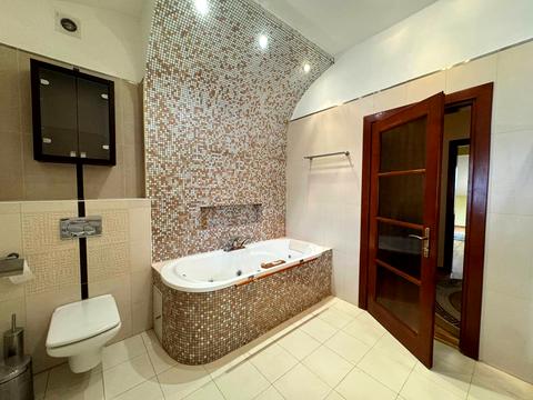 квартира за адресою Євгена Коновальця вул. (), 17