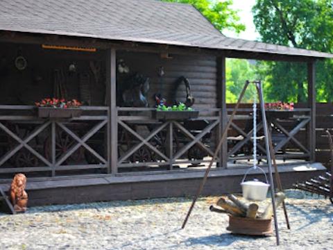 коммерческая по адресу Івана Франка, 1