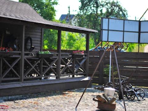 коммерческая по адресу Івана Франка, 1