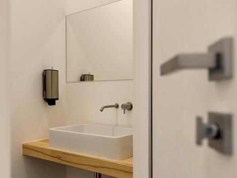 комерційна за адресою Олександра Кониського вул., 46