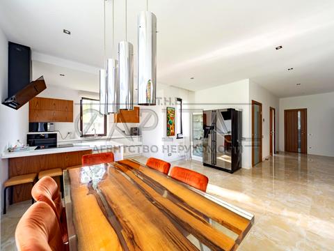 будинок за адресою Патріарха Володимира Романюка вул. (Жовтнева), 7