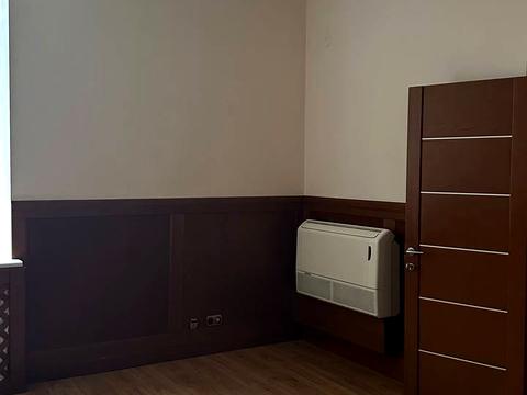 коммерческая по адресу Героїв у пл., 1