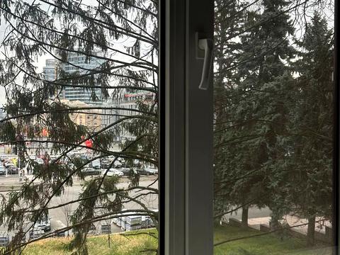 коммерческая по адресу Героїв у пл., 1