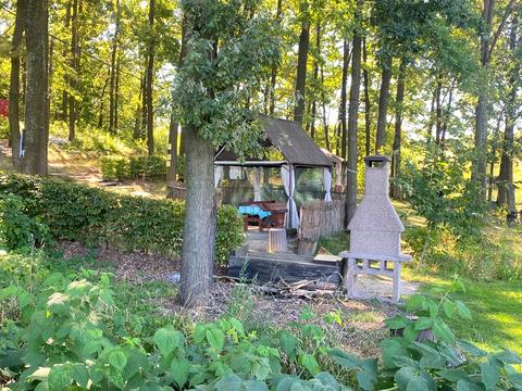 комерційна за адресою Лісова, 1