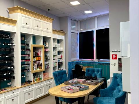 комерційна за адресою Драгоманова вул., 4-А