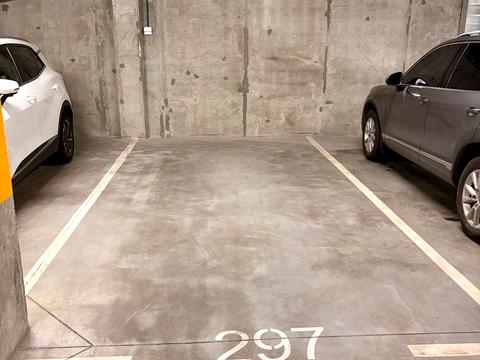 паркомісце за адресою Короленка вул., 2к