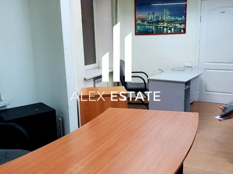 комерційна за адресою Академіка Чекмарьова вул., 2