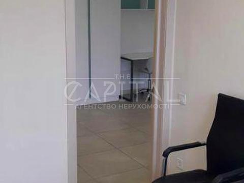 комерційна за адресою Жилянська вул., 68