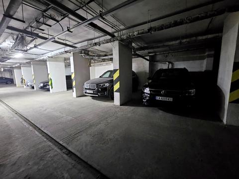 паркомісце за адресою Святотроїцька вул., 94