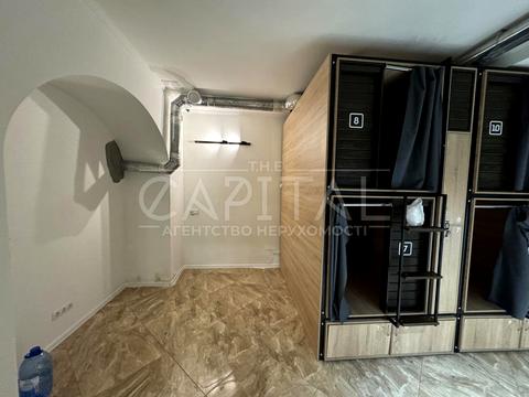 комерційна за адресою Десятинна вул., 7