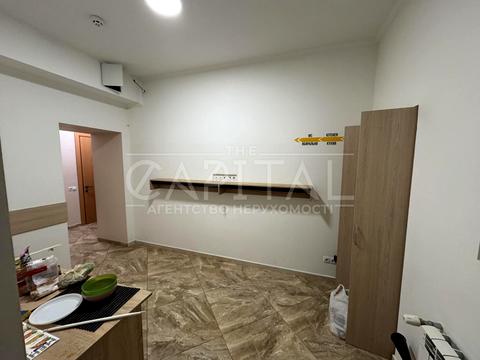 комерційна за адресою Десятинна вул., 7