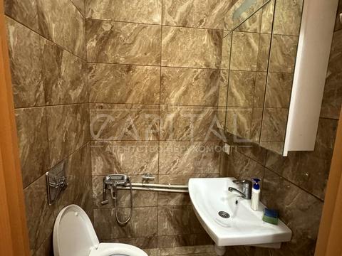 комерційна за адресою Десятинна вул., 7